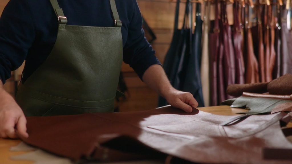 tablier de coiffeur en cuir est 100% fabriqué à la main